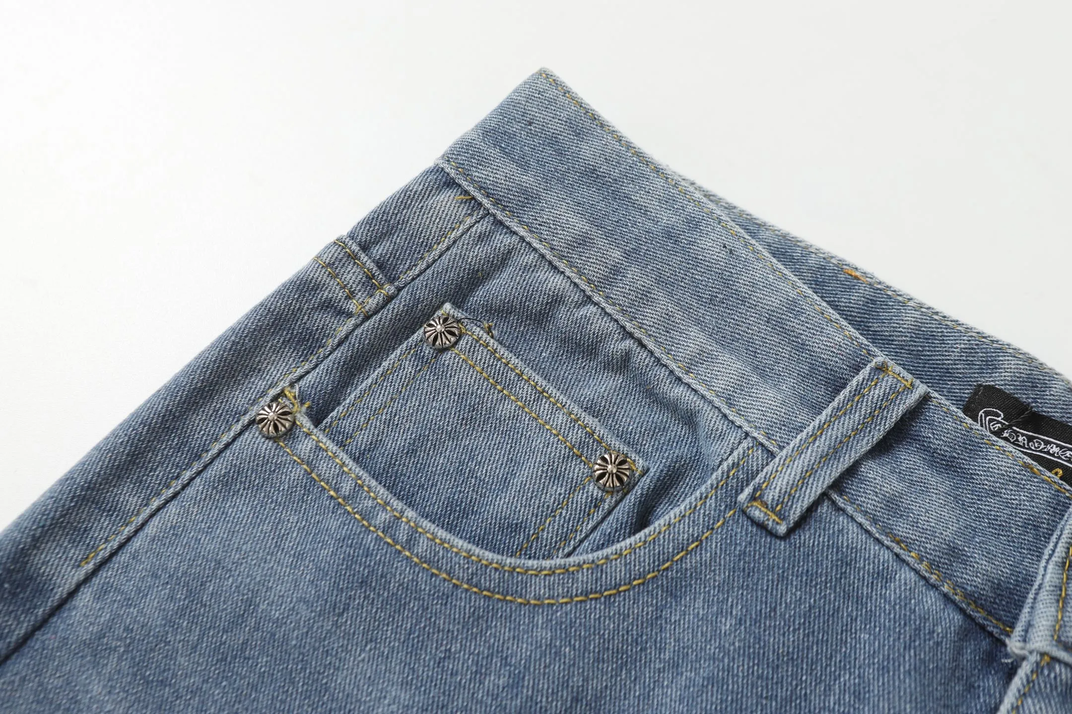 P280 Chrome Hearts/Chrome Hearts 2025SS retro faded ice blue black and white cross Paris limited denim trousers -Vibe style straight stacked god-level version -Ice blue faded denim fabric -A full set of old vintage hardware - Chrome Hearts washed ice blue The high version uses high-ounce custom fabrics, fermentation washing and soft color fixation, soft and thick to wear. The details are all made by hand-polished craftsmanship. All-over jacquard fabrics unique design style created through multiple processes to create a full retro feel Niche unique non-contrasting shirt. Customized distressed spray-painted buttons. Craftsmanship in every detail. Color: Picture color. Size: 28-36.